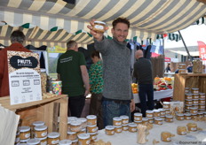 Michiel Vos met de bio-pindakaas van PNUTS.